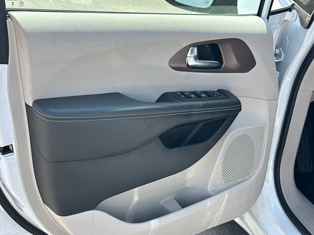 Used 2024 Chrysler Voyager LX image 10