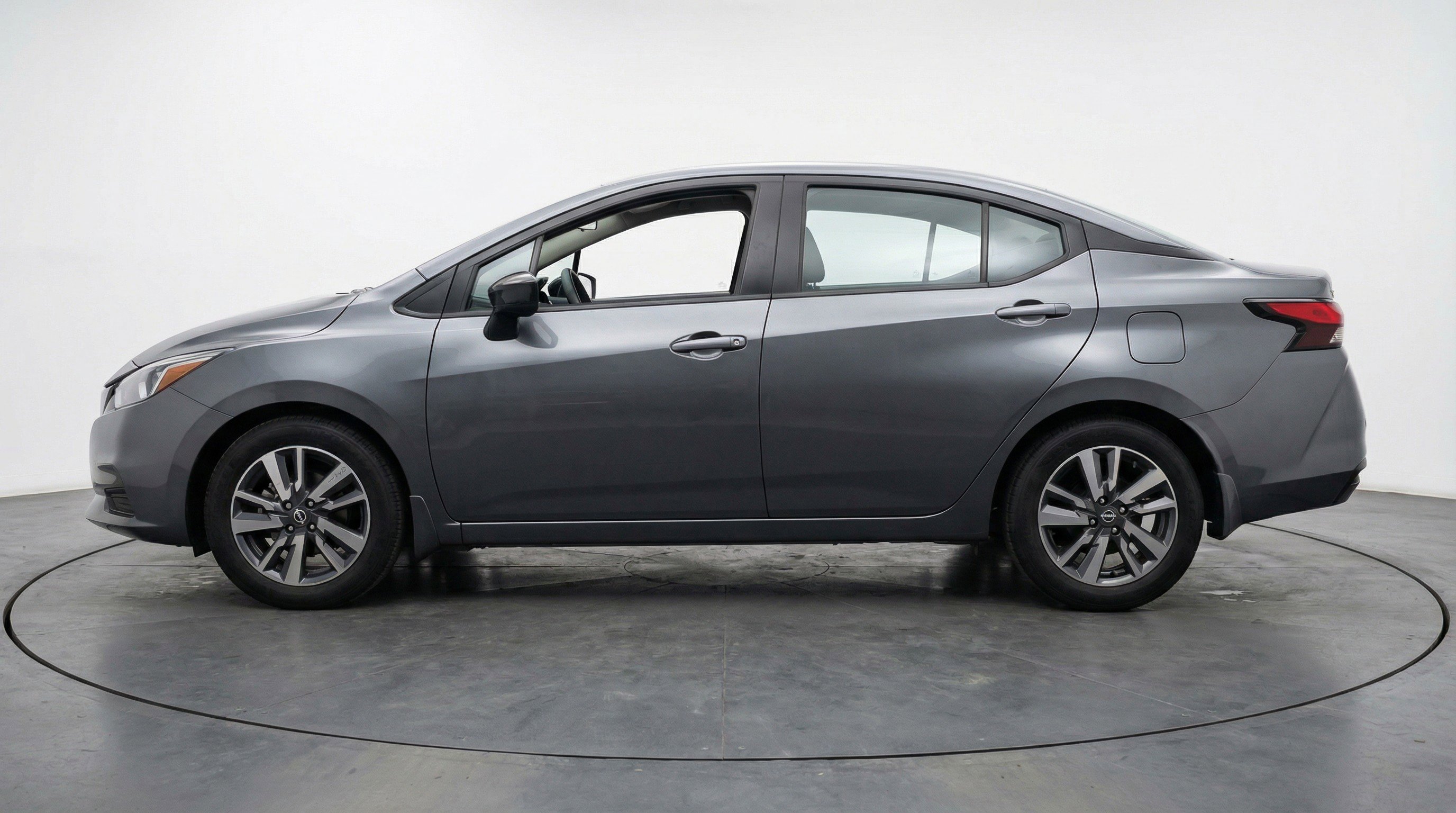 Used 2025 Nissan Versa SV image 5