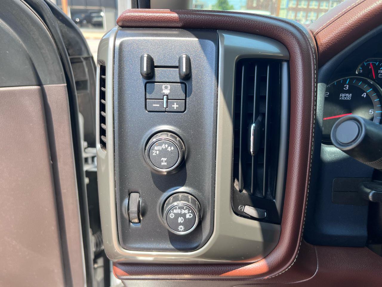 Used 2018 Chevrolet Silverado 1500 High Country AWD/4WD image 29