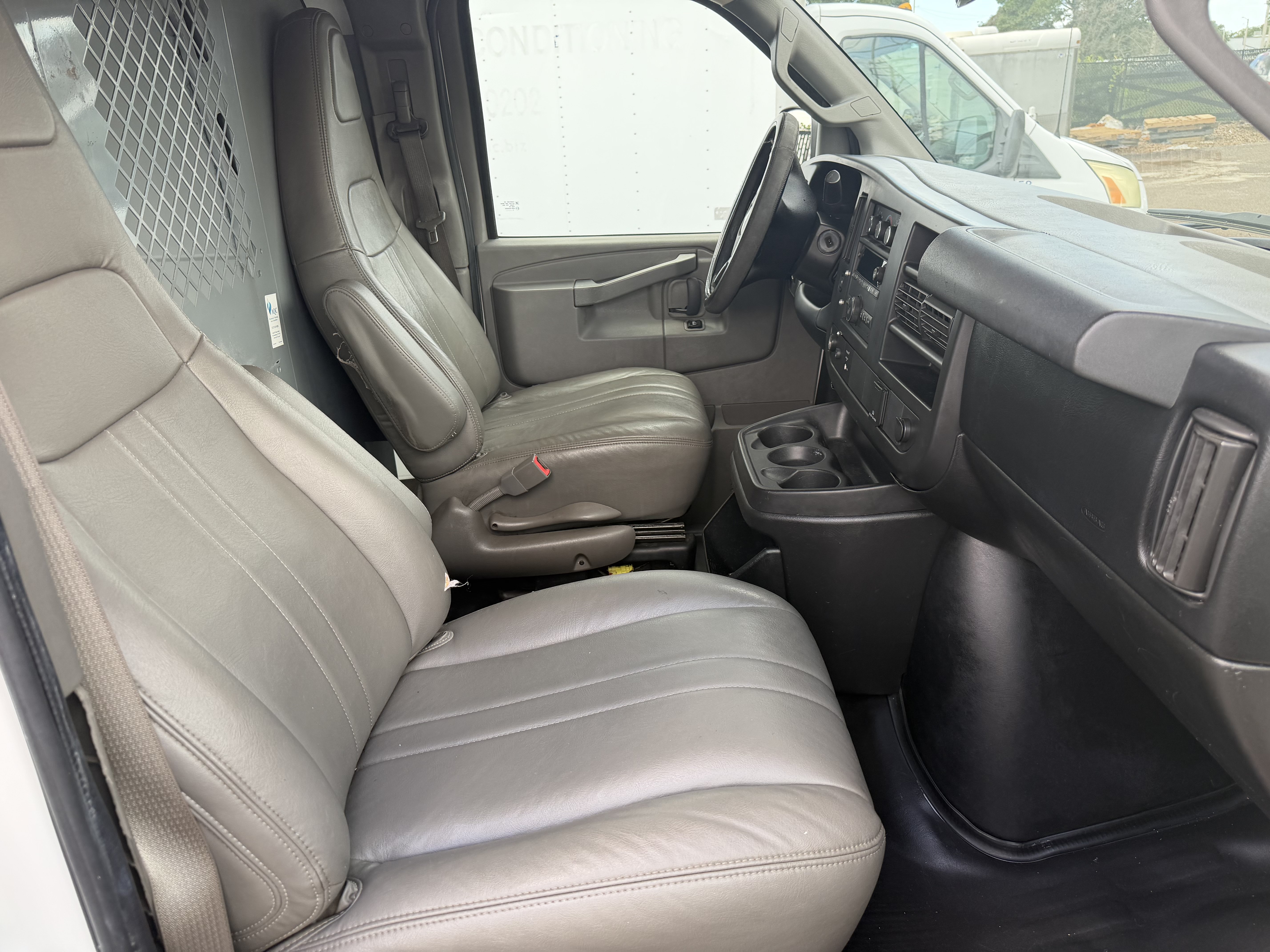 Used 2016 Chevrolet Express 2500 RWD image 9