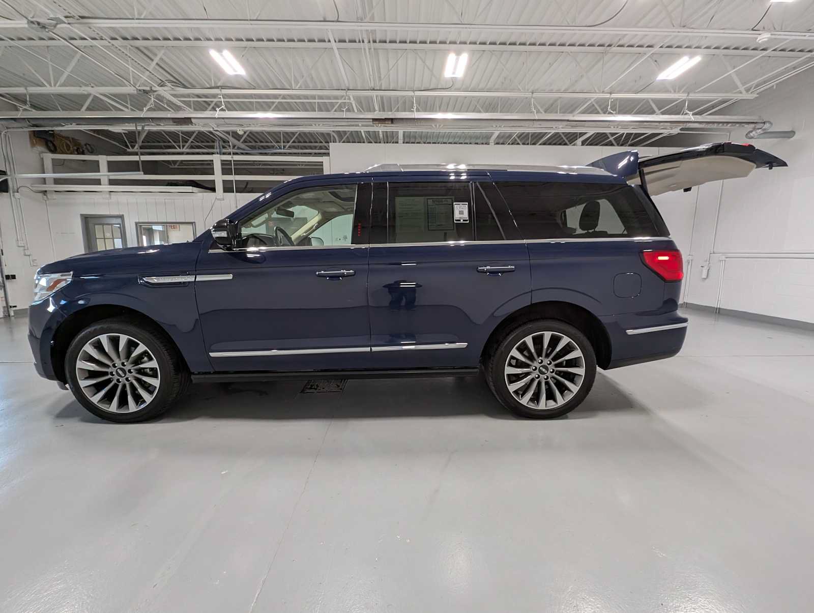 Used 2020 Lincoln Navigator Reserve w/ Luxury Package AWD/4WD image 12