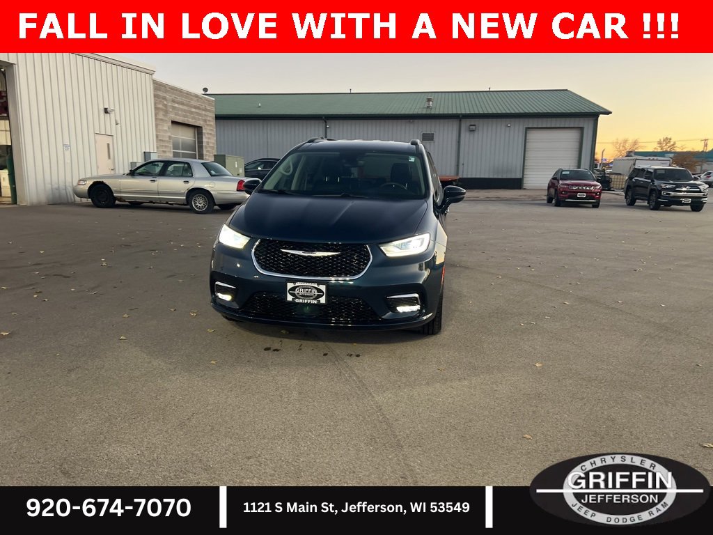 Used 2022 Chrysler Pacifica Touring-L image 4