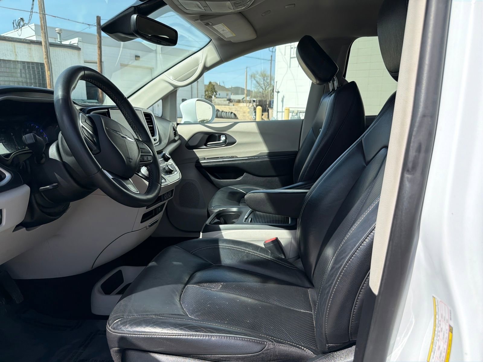 Used 2022 Chrysler Pacifica Touring-L image 14