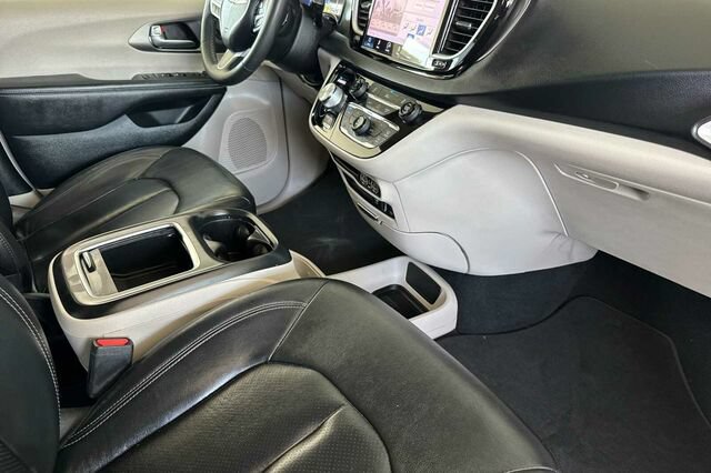 Used 2022 Chrysler Pacifica Touring-L FWD image 14