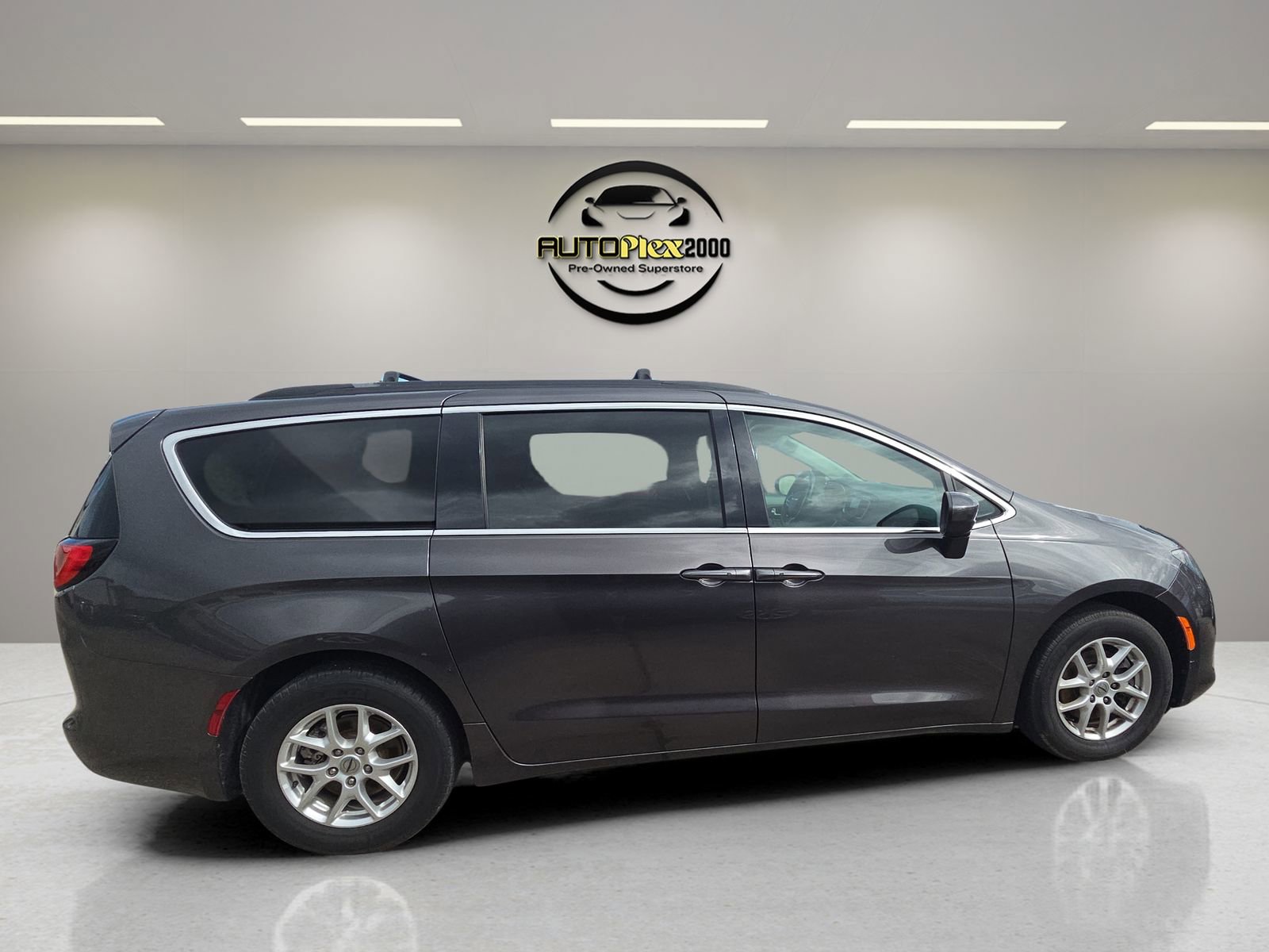 Used 2021 Chrysler Voyager Lxi FWD image 8