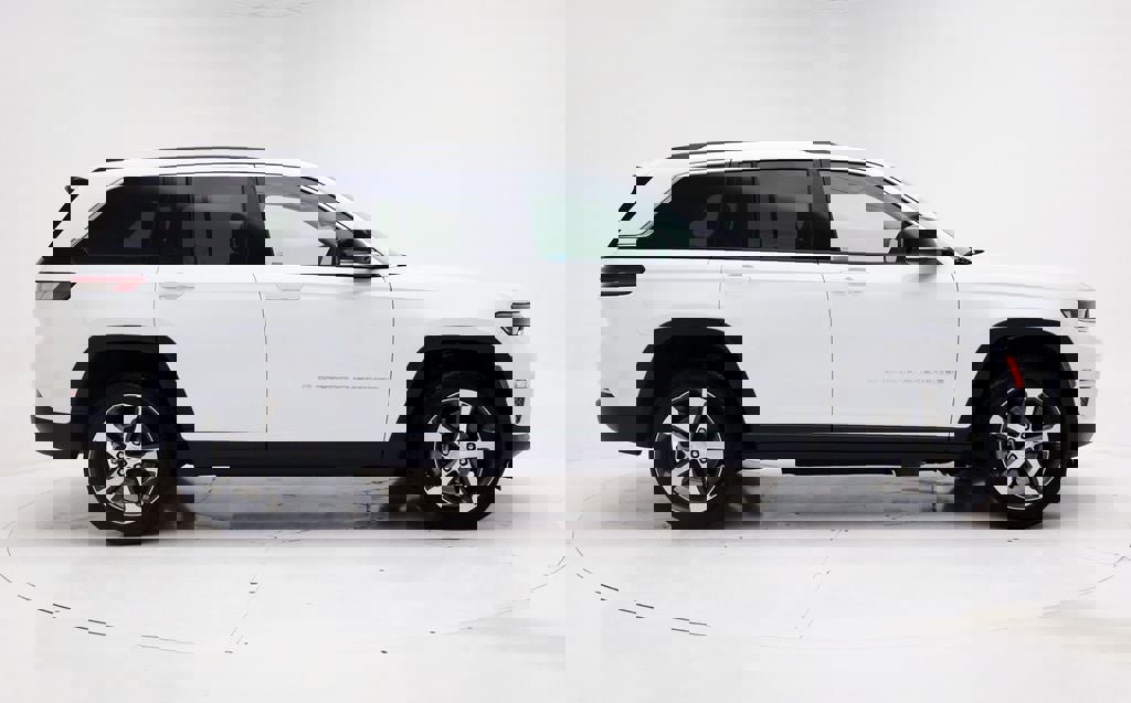 Used 2023 Jeep Grand Cherokee 4WD 4xe image 3