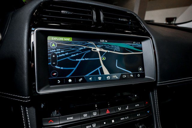 Used 2019 Jaguar F-PACE R-Sport image 40