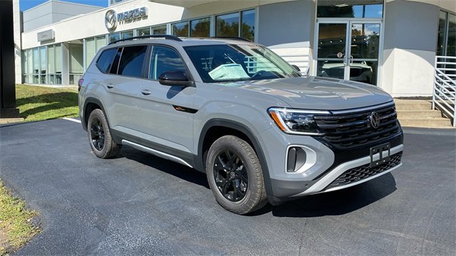 New 2026 Volkswagen Atlas Peak Edition image 3