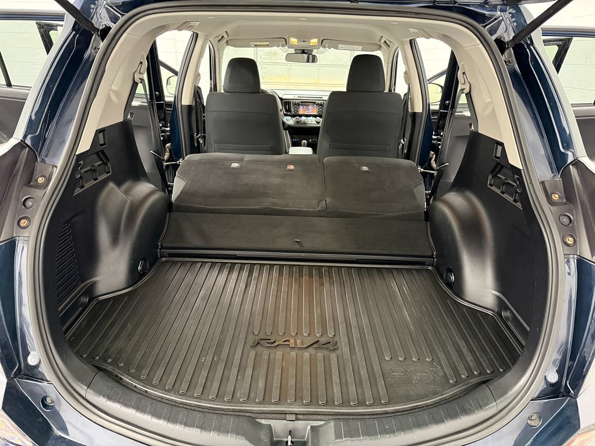 Used 2018 Toyota RAV4 LE AWD/4WD image 24