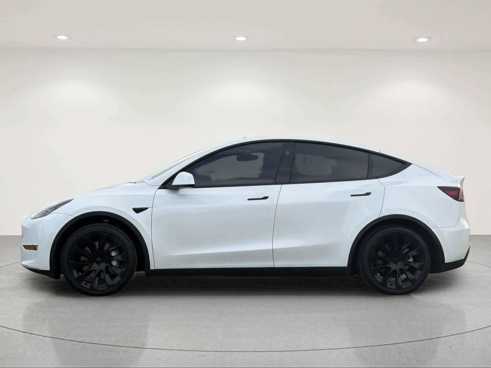 Used 2024 Tesla Model Y 2WD image 2