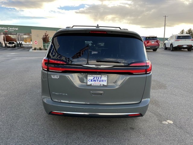 Used 2022 Chrysler Pacifica Touring-L image 14