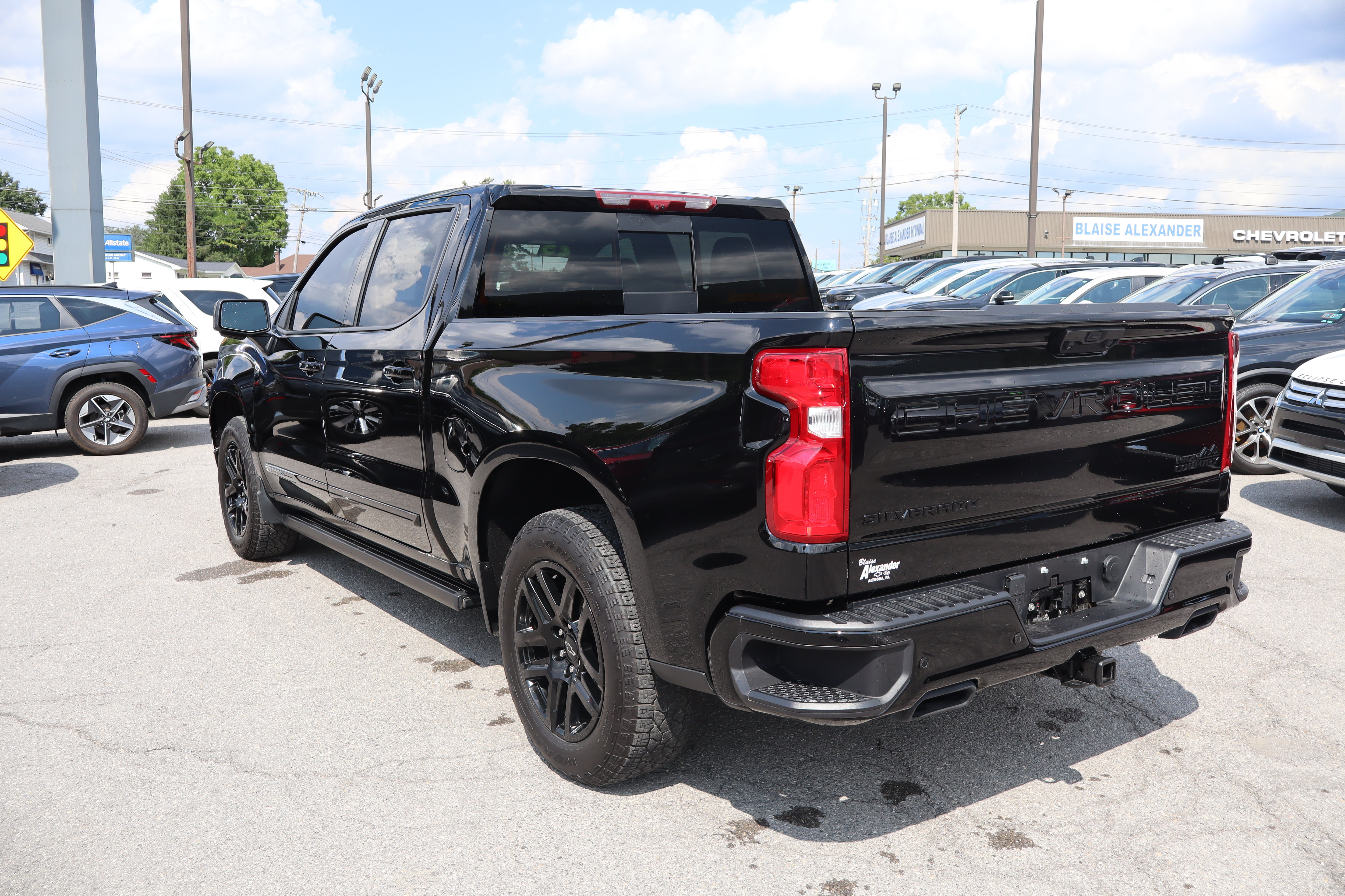 Used 2025 Chevrolet Silverado 1500 High Country w/ Midnight Edition AWD/4WD image 6