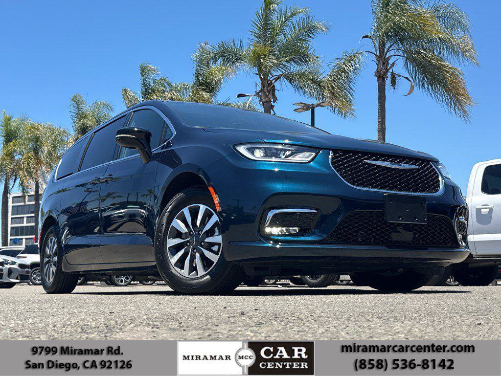 Used 2025 Chrysler Pacifica Select