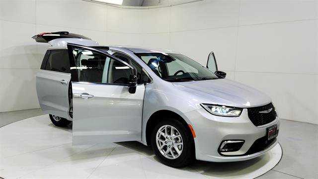 Used 2024 Chrysler Pacifica Touring-L FWD image 29