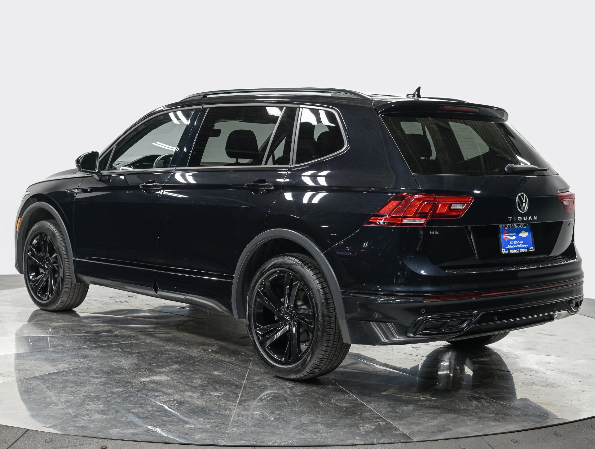 Used 2024 Volkswagen Tiguan SE R-Line AWD/4WD image 4