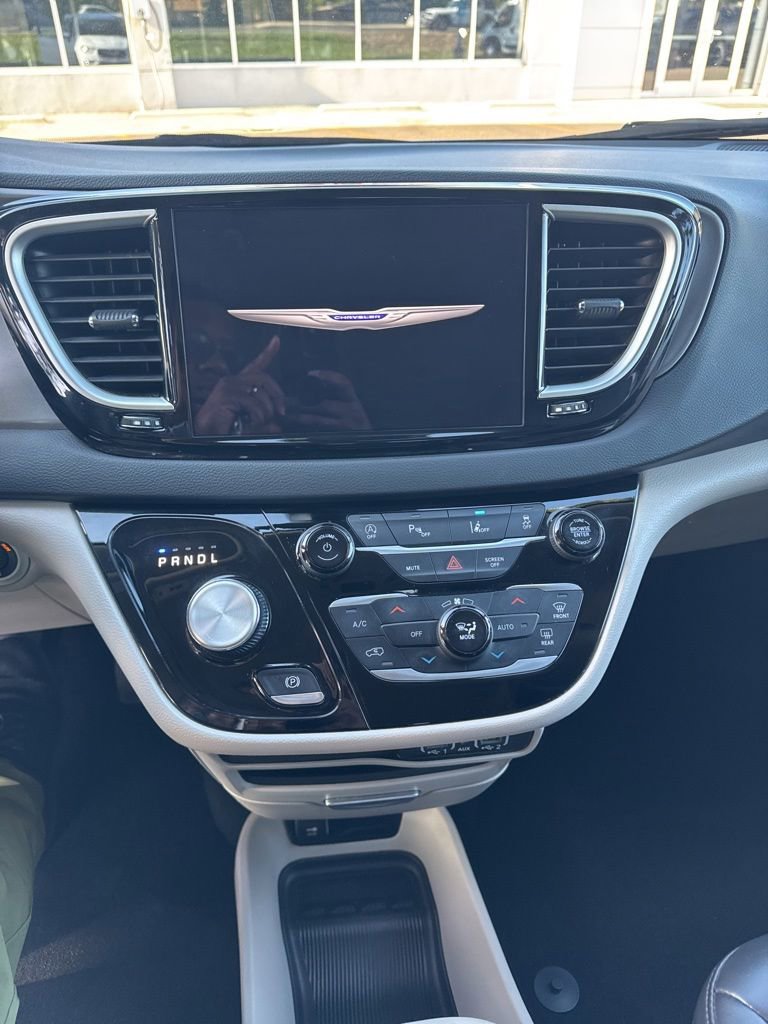 Used 2023 Chrysler Pacifica Touring-L FWD image 9