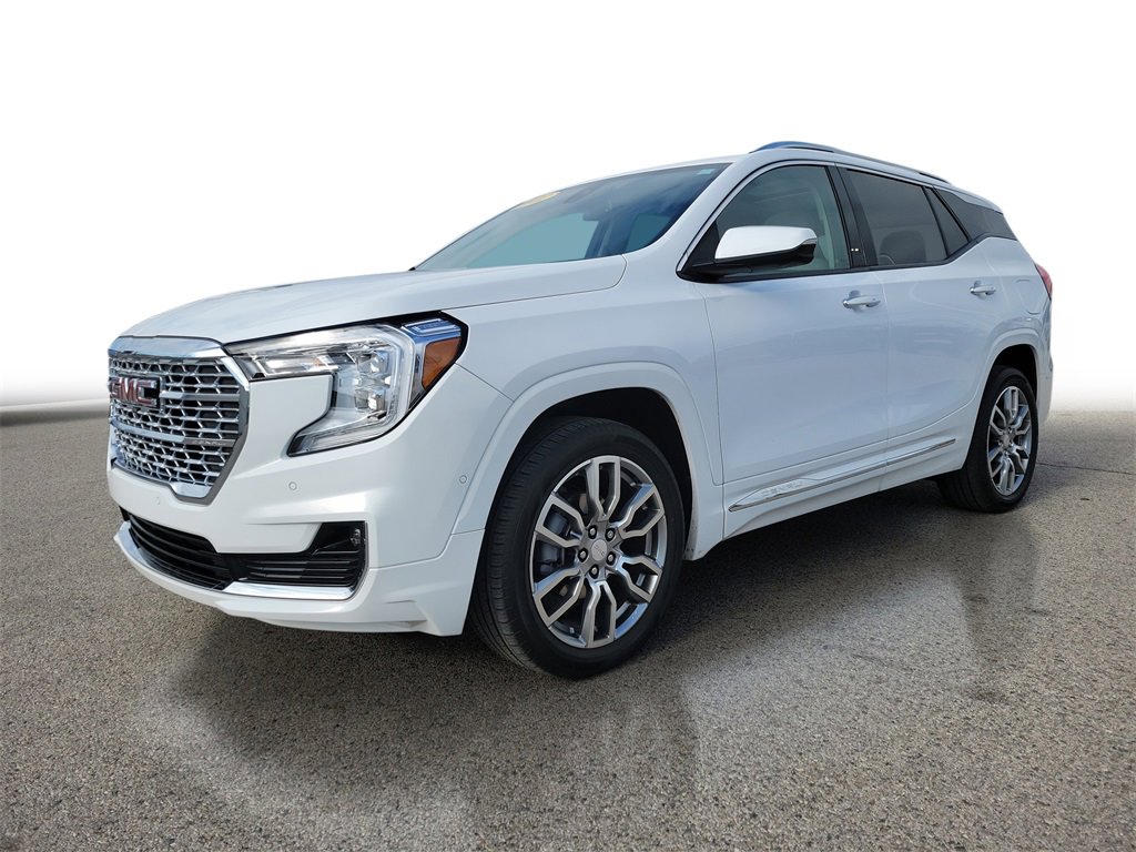 Used 2022 GMC Terrain Denali w/ Denali Premium Package image 2