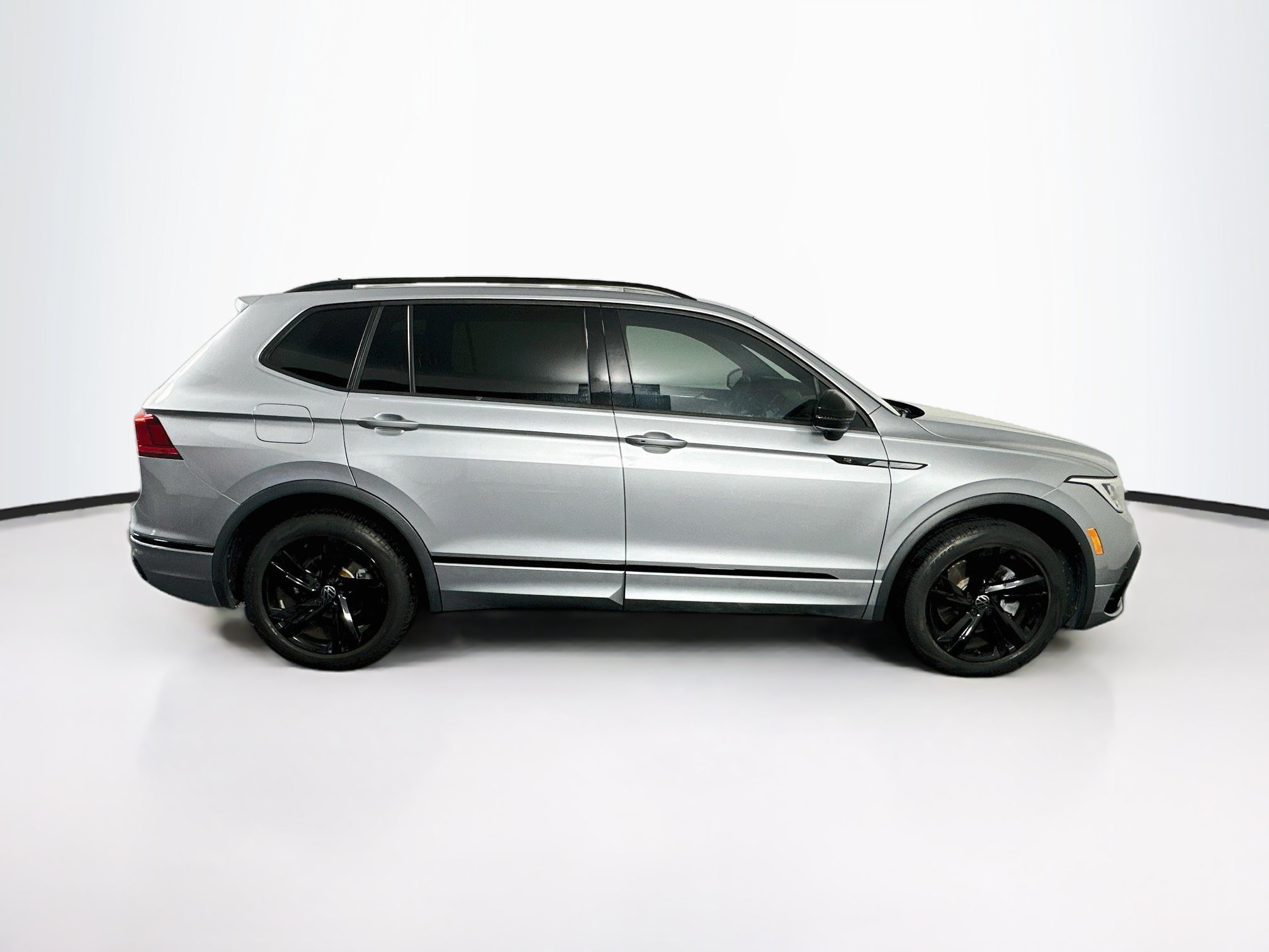 Used 2023 Volkswagen Tiguan SE R-Line FWD image 10