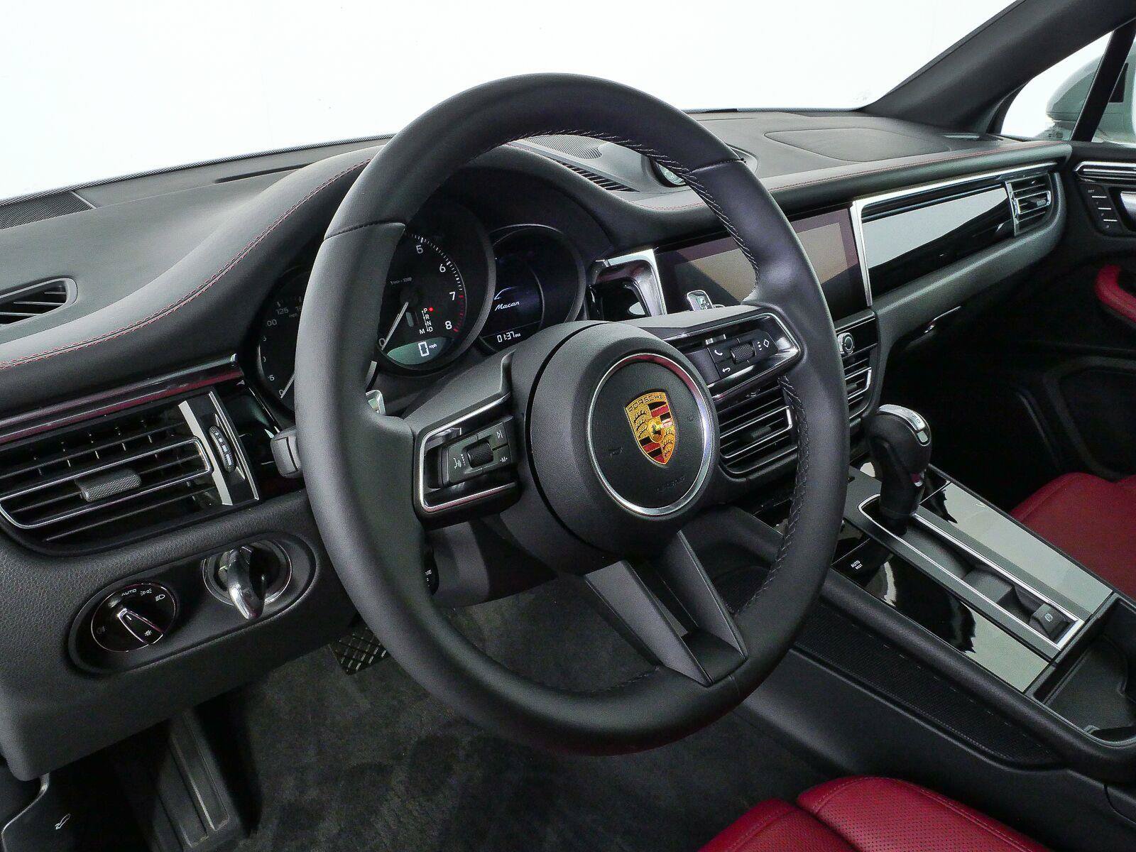 Certified 2026 Porsche Macan AWD/4WD image 4