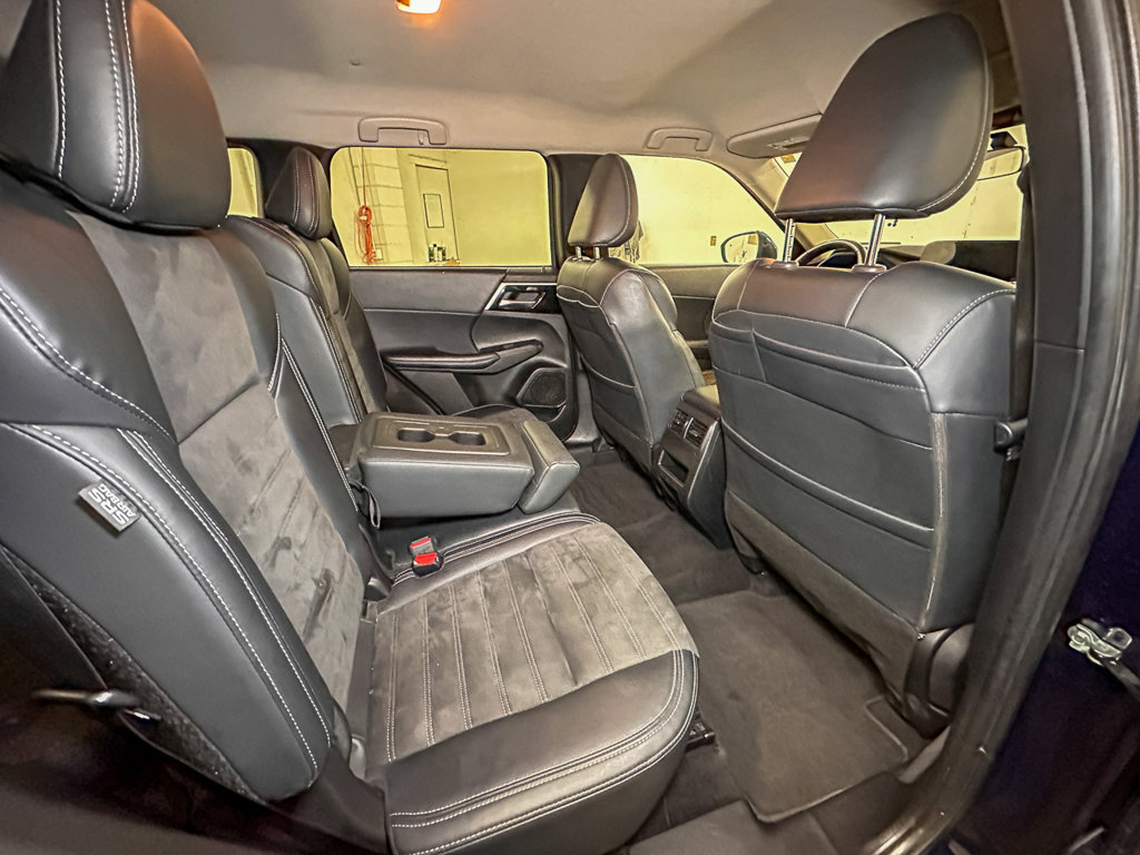 Used 2024 Mitsubishi Outlander AWD image 32