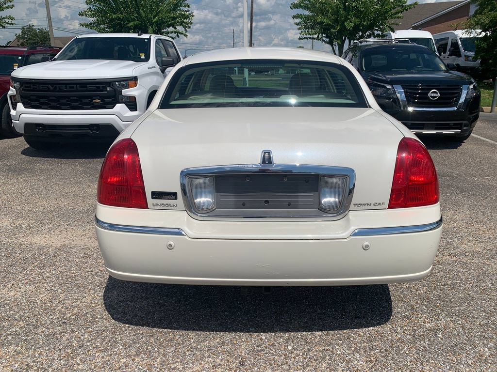 Used 2004 Lincoln Town Car Ultimate RWD image 6