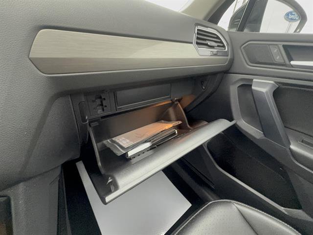 Used 2021 Volkswagen Tiguan SE w/ Panoramic Sunroof Package image 21