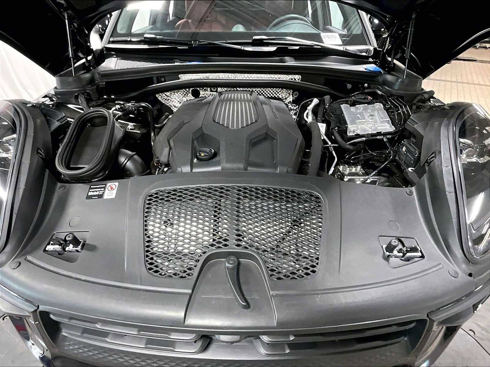 Used 2025 Porsche Macan image 36