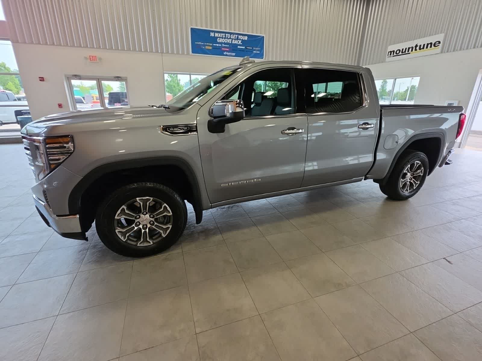 Used 2025 GMC Sierra 1500 SLT AWD/4WD image 17