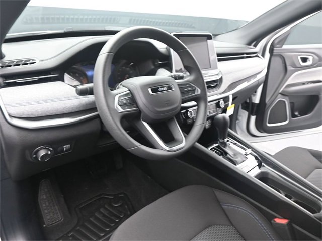 Used 2025 Jeep Compass Sport w/ Mopar Graphics Package image 23