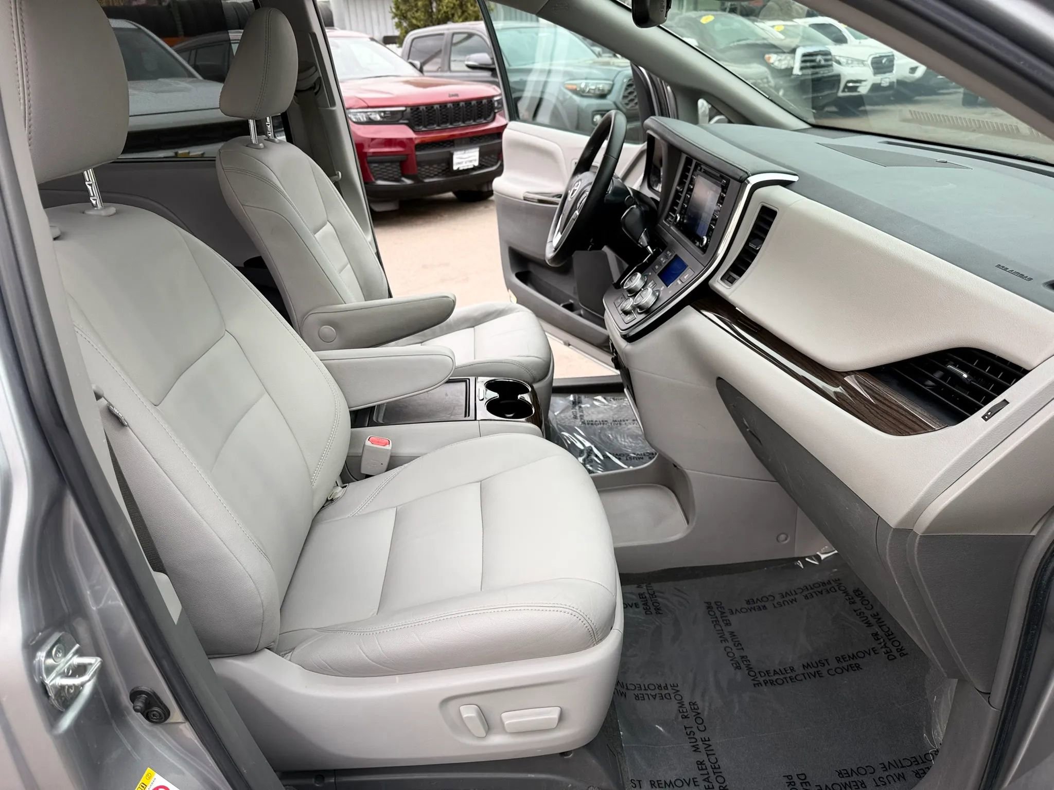 Used 2018 Toyota Sienna XLE w/ XLE Navigation Package FWD image 21