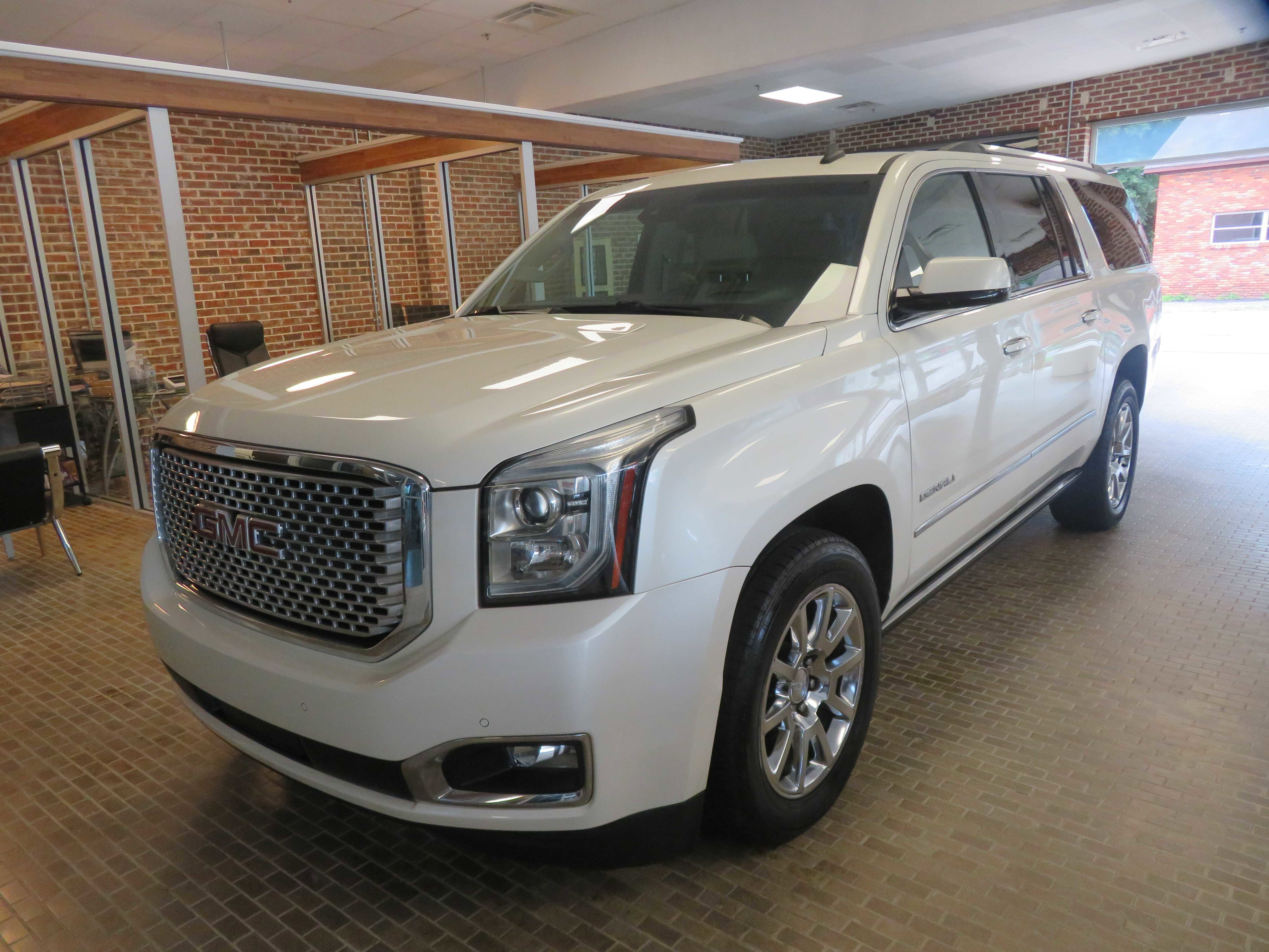 Used 2015 GMC Yukon XL Denali w/ Touring Package AWD/4WD image 82