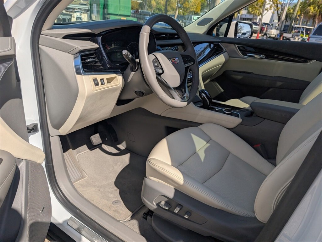 Used 2025 Cadillac XT6 Premium Luxury image 11