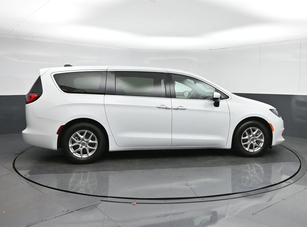 Used 2023 Chrysler Voyager LX image 8