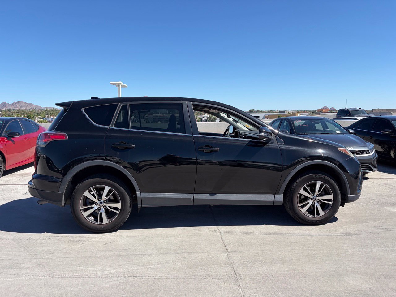 Used 2018 Toyota RAV4 XLE AWD/4WD image 3