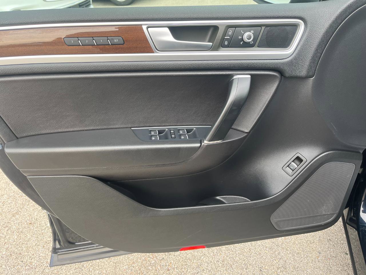 Used 2015 Volkswagen Touareg TDI AWD/4WD image 23