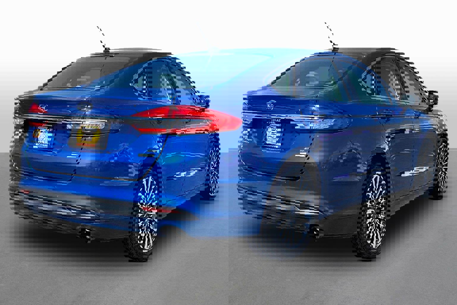 Used 2017 Ford Fusion SE w/ Fusion SE Technology Package image 2