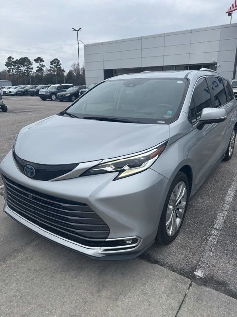 Used 2021 Toyota Sienna Platinum image 3