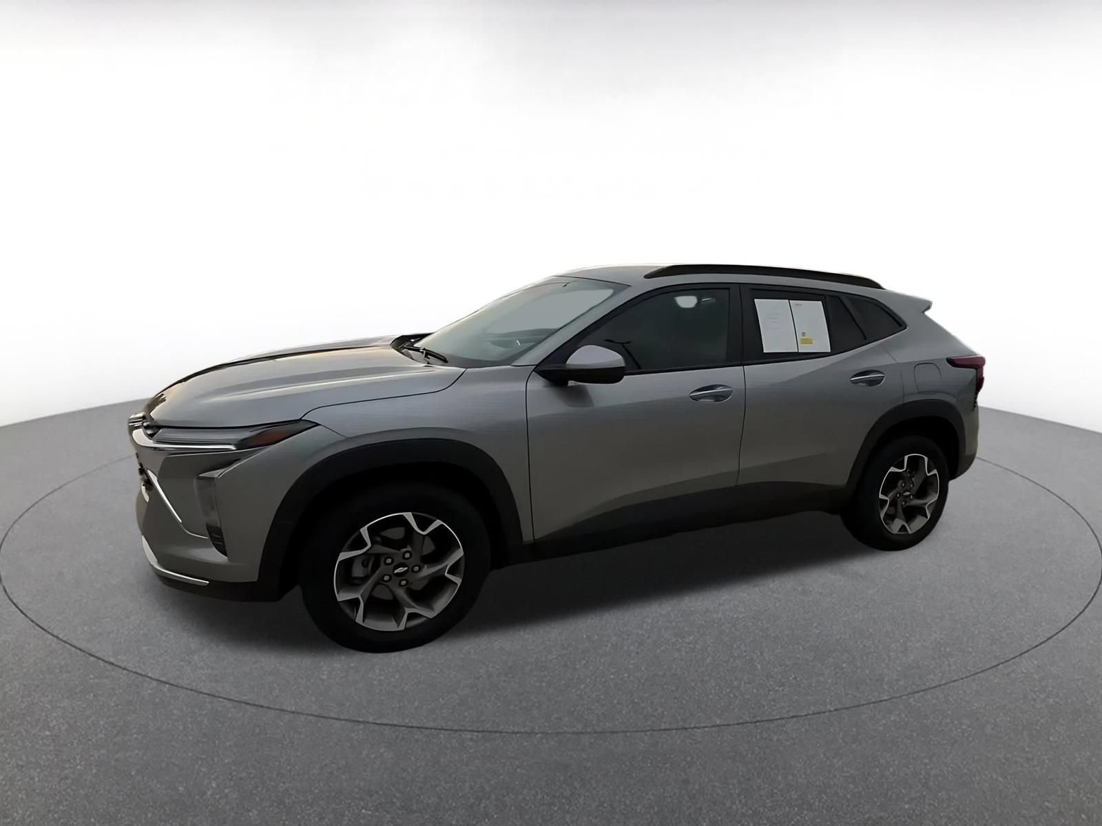 Used 2025 Chevrolet Trax LT FWD image 8