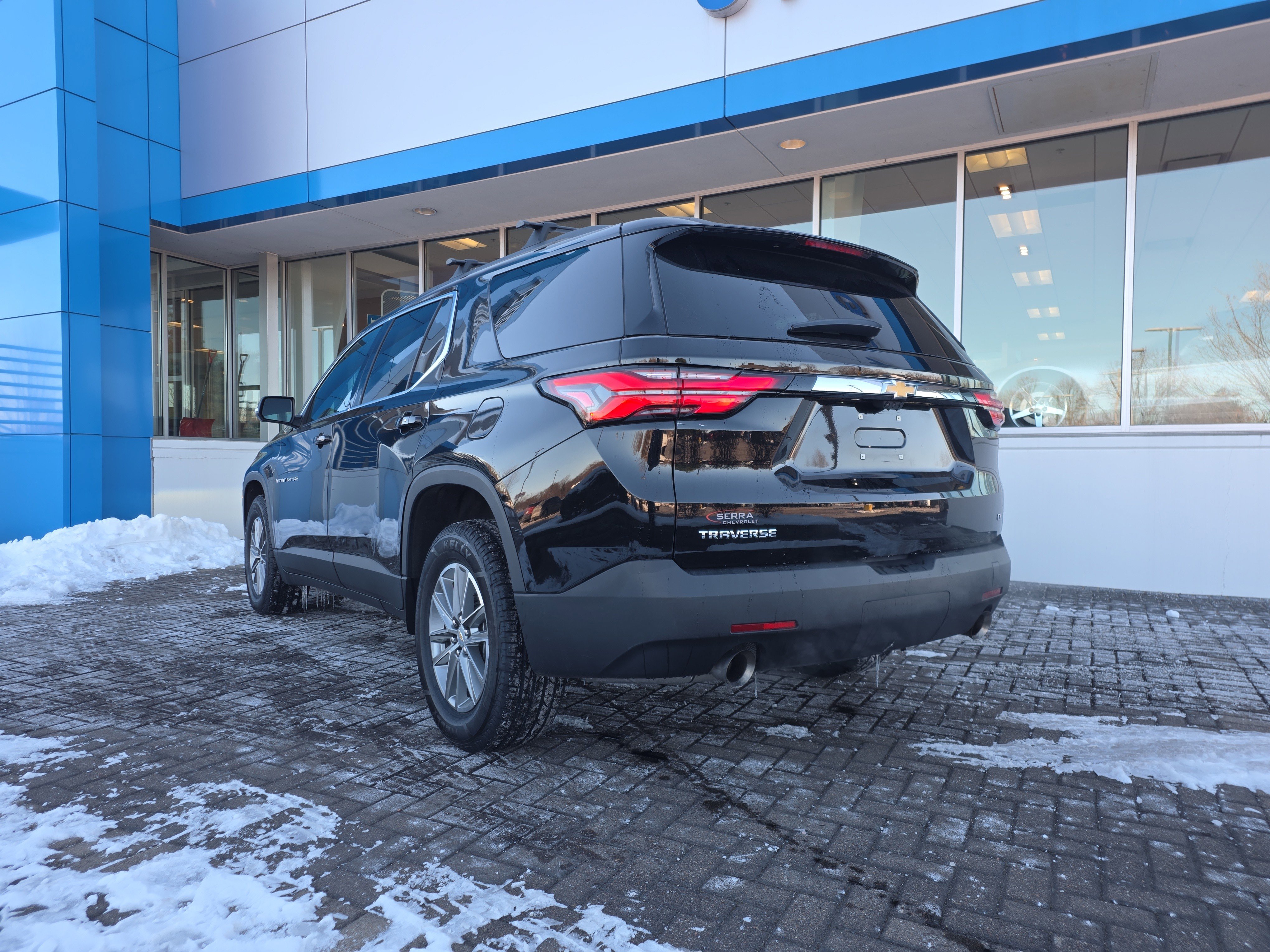 Used 2023 Chevrolet Traverse LT image 3