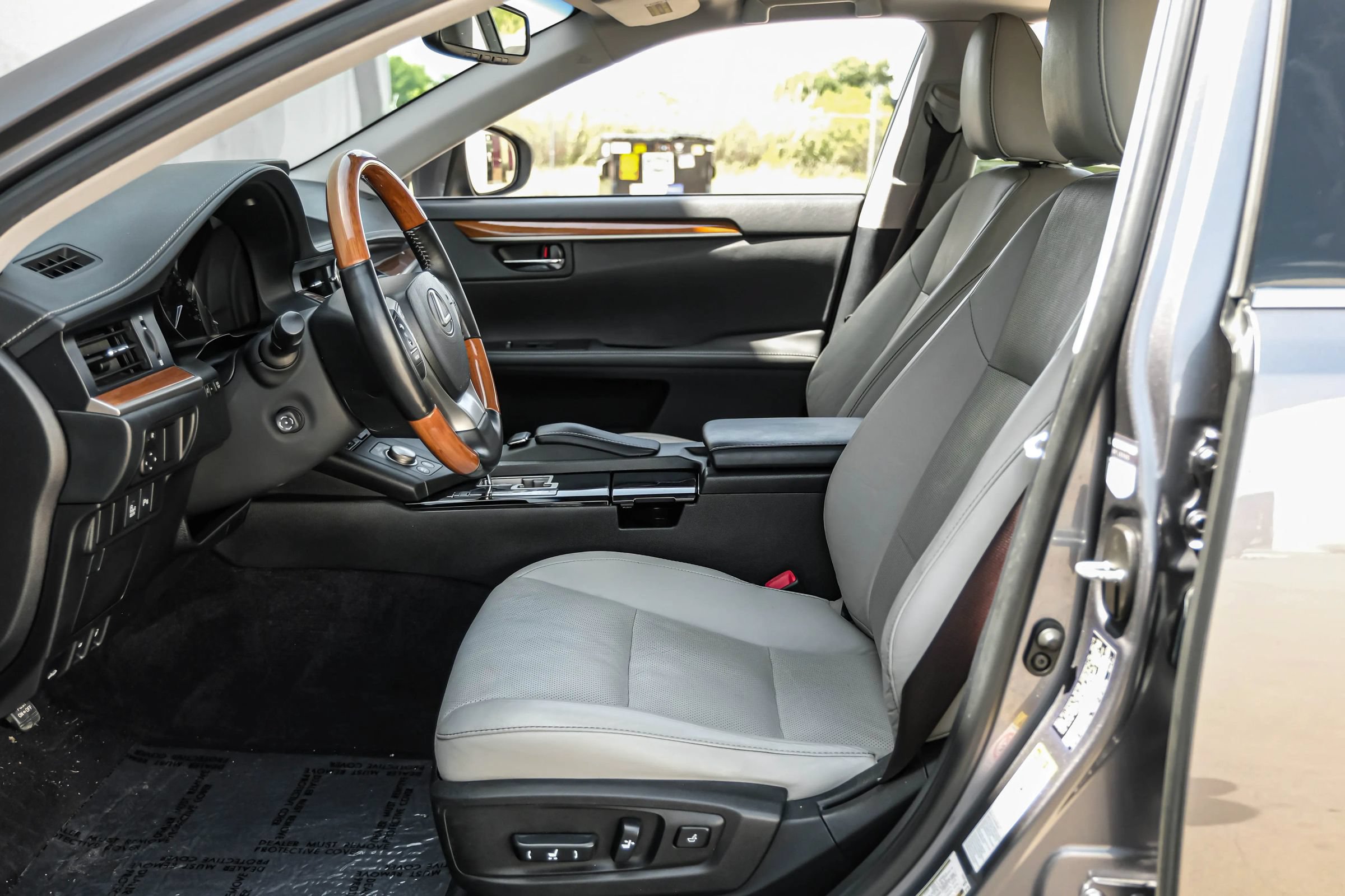 Used 2014 Lexus ES 300h w/ Luxury Package w/Bamboo Trim FWD image 4