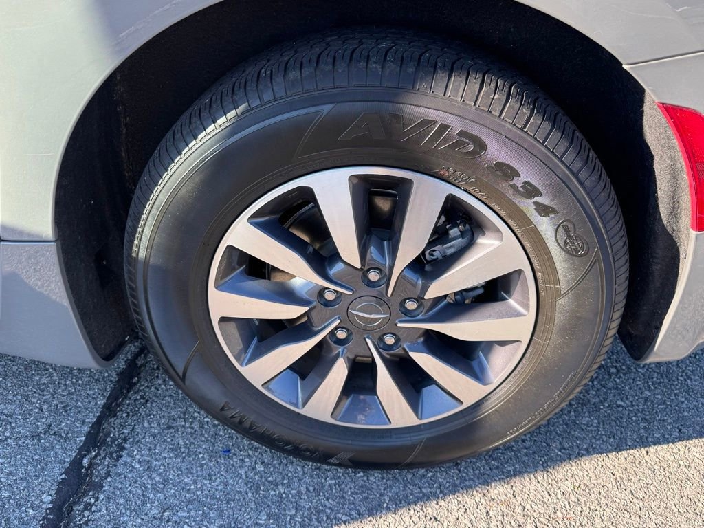 Used 2022 Chrysler Pacifica Touring-L image 46