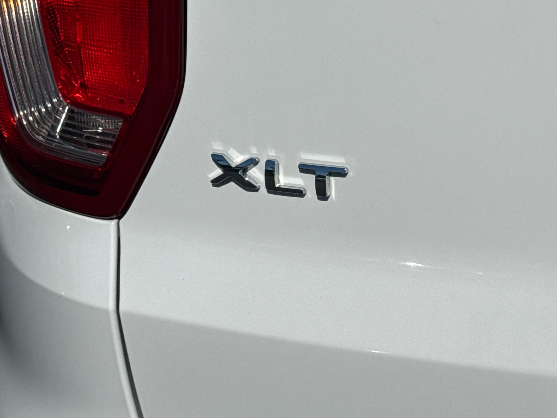 Used 2018 Ford Explorer XLT w/ Equipment Group 202A image 9