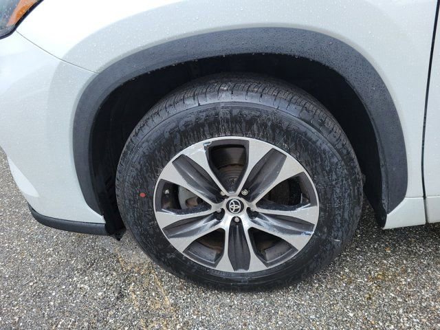 Used 2022 Toyota Highlander XLE FWD image 9