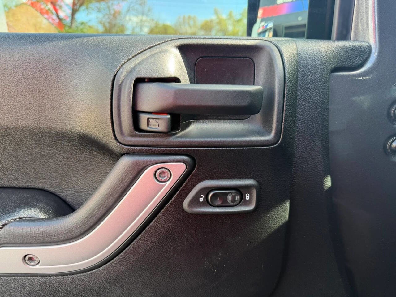 Used 2016 Jeep Wrangler Unlimited Rubicon image 32