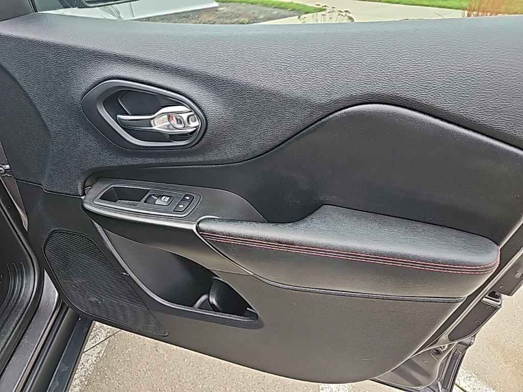 Used 2019 Jeep Cherokee Trailhawk image 27