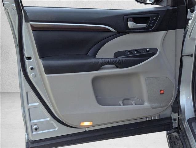 Used 2016 Toyota Highlander Limited w/ Driver Technology Package image 9