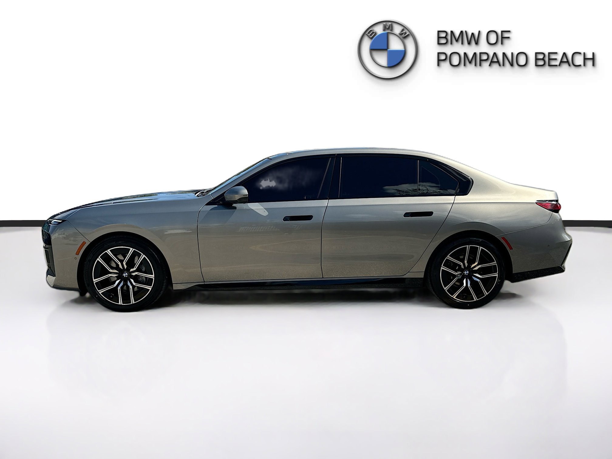 Used 2023 BMW 740i w/ Parking Assistance Package image 4