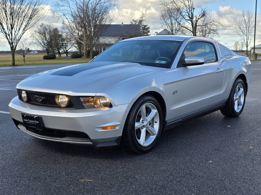 Used 2010 Ford Mustang GT Premium image 3