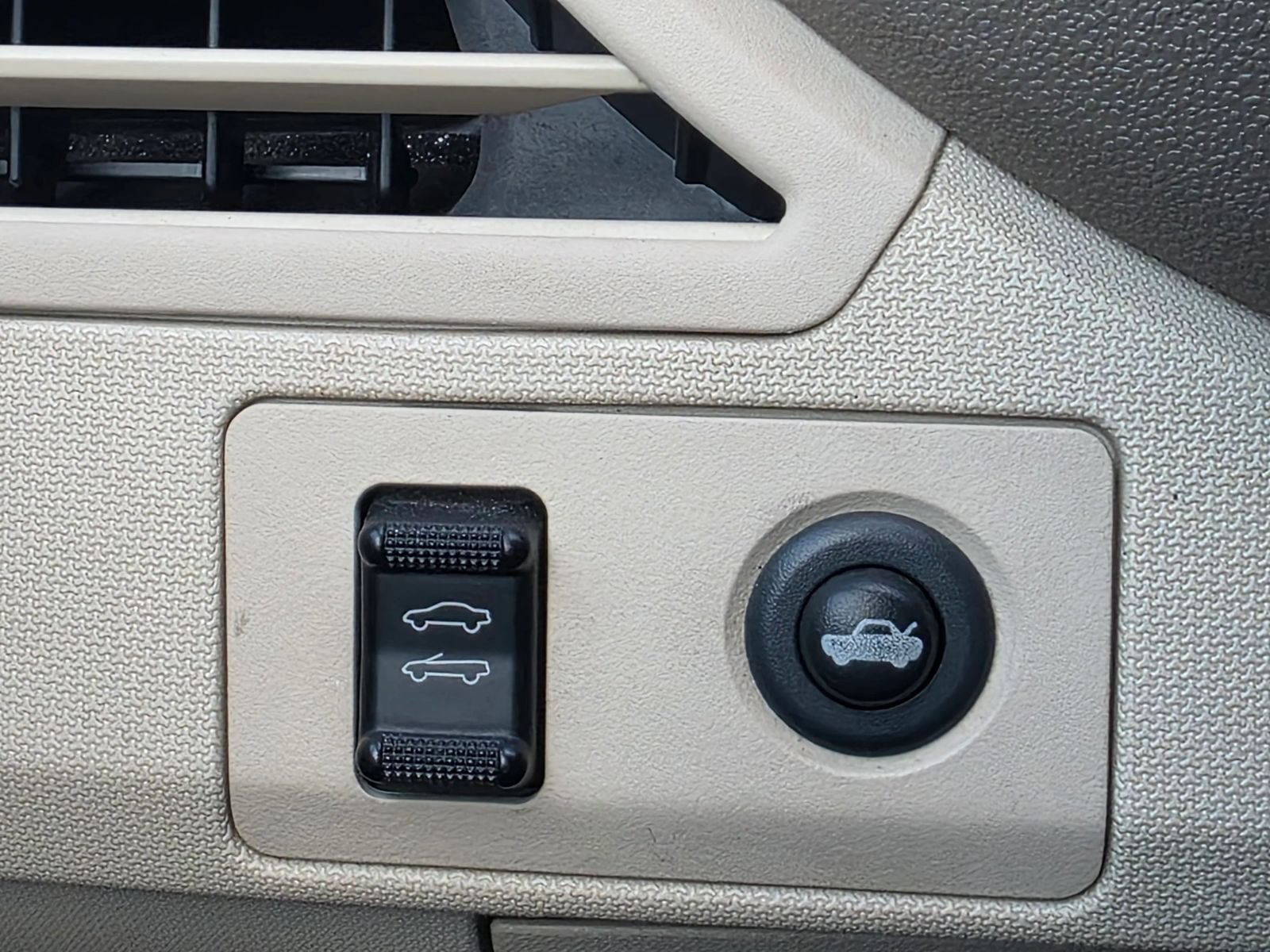 Used 2008 Chrysler Sebring Limited w/ Luxury Group FWD image 12