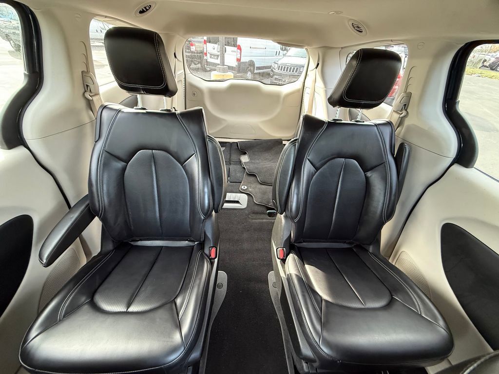 Used 2023 Chrysler Pacifica Touring-L image 17